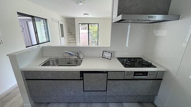 《システムキッチン》　■家族が集う楽しく親子の会話も弾むシステムキッチン。明るく清潔で使い勝手のいいキッチンには、いつも家族の笑顔があふれています。