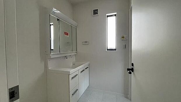 《洗面化粧台》　■三面鏡の洗面化粧台で、朝のセットもラクラクです。収納力が豊富で助かりますね。