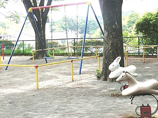 美しが丘第七公園まで713m、砂場や滑り台、他にもブランコや鉄棒など体を充分に使って遊べる遊具が設置されています。