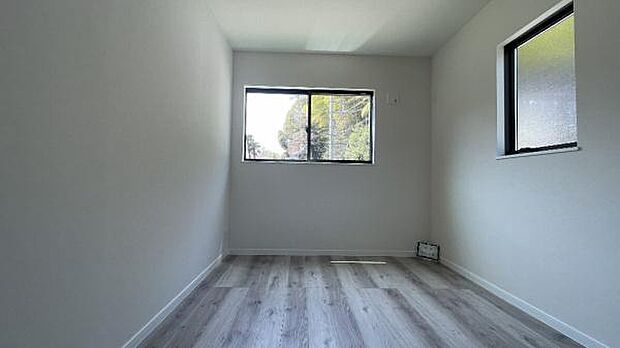 《洋室》　■木目カラーは自然に近い穏やかなナチュラルカラーで統一。光沢感を抑えた目に優しく、居心地良さを感じさせます。