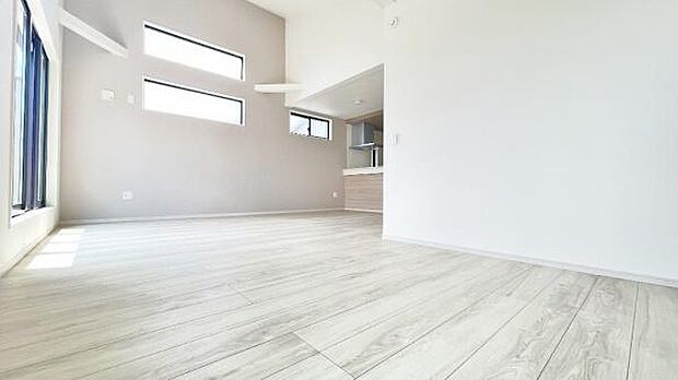 《リビングダイニング》　■開放的で広いリビング。のびのびとくつろげるリビングは、家族のコミュニケーションの場として、みんなが集まる憩いの場所に。