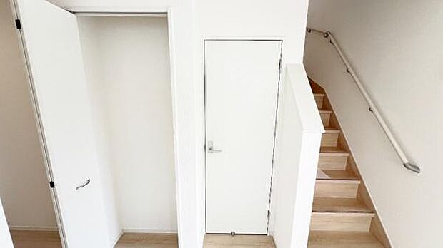 《パントリー》　■キッチン横のパントリー。常温保存の食品・キッチン用品などが収納できて便利です。