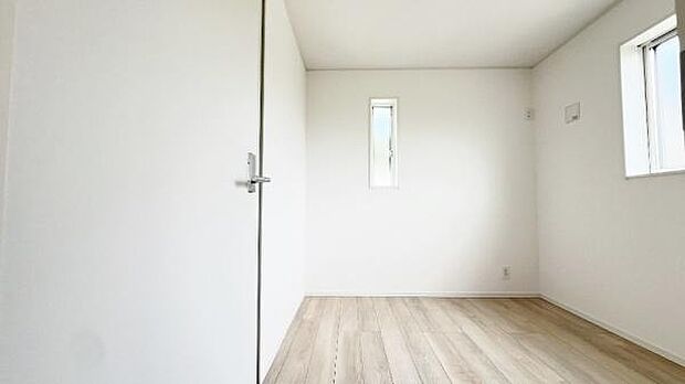 《洋室》　■収納もしっかりとれていて、陽当たりも良く明るい居室。