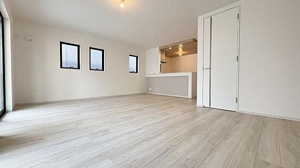 《リビングダイニング》 ■豊かな光が照らすこの場所は、たわいもない会話を楽しみ、ゆったりとした時間を過ごす場所。家族の日常が刻まれる大切な空間です。