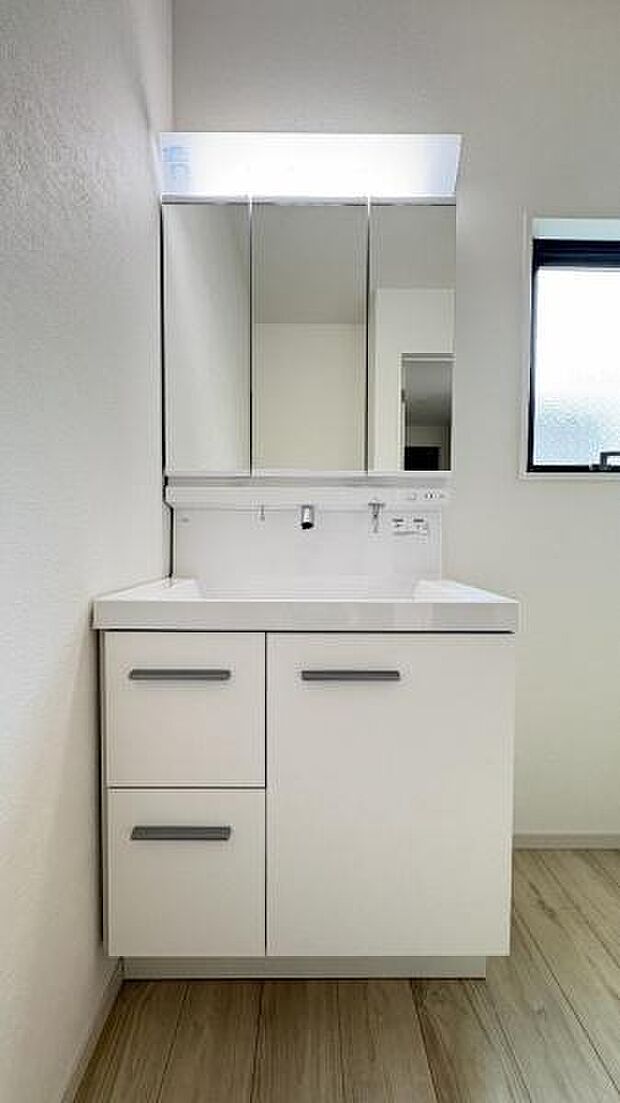 《洗面化粧台》 ■使いやすいシャープなデザインの洗面化粧台。