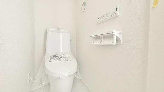 《トイレ》 ■快適な使用感が人気の温水洗浄脱臭暖房機能を搭載。しかも汚れがつきにくく落ちやすい、洗浄力に優れた洗浄機能付トイレ。