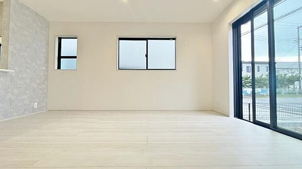 とても伸びやかな印象のLDK。南西向きの陽当たりの良さと隣接の洋室との一体感から、明るく広々とした大空間を感じていただけます。住まわれる方の日々の生活を、笑顔溢れるものにしてくれます。