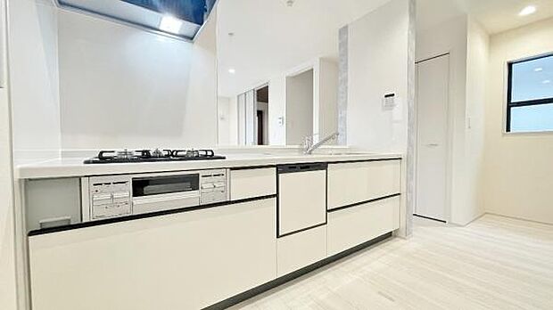 《キッチン》　■家族が集う楽しく親子の会話もはずむキッチン。明るく清潔で使い勝手のいいキッチンには、いつも家族の笑顔があふれています。