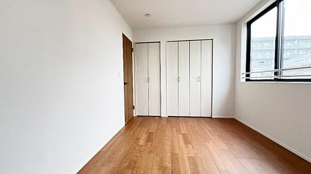 《洋室》 ■型にはまらない多才なプライベートルーム。くつろぎの場としてだけでなく、趣味や仕事のパーソナルスペースとしても活躍する、ゆったりした寝室。個の時間をたっぷり楽しめる快適空間です。