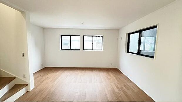 《リビングダイニング》　■豊かな光が照らすこの場所は、たわいもない会話を楽しみ、ゆったりとした時間を過ごす場所。家族の日常が刻まれる大切な空間です。自然光に溢れるこの空間はリフレッシュにピッタリです。