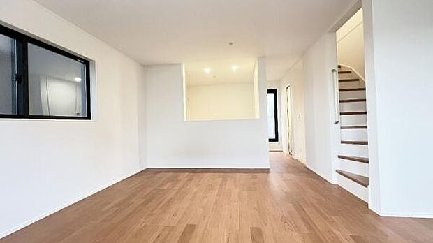 《リビングダイニング》　■ご家族でゆったりとした時間を過ごす場所です。