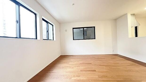 《リビングダイニング》　■開放的で広いリビング。のびのびとくつろげるリビングは、家族のコミュニケーションの場としてみんなが集まる場所に。