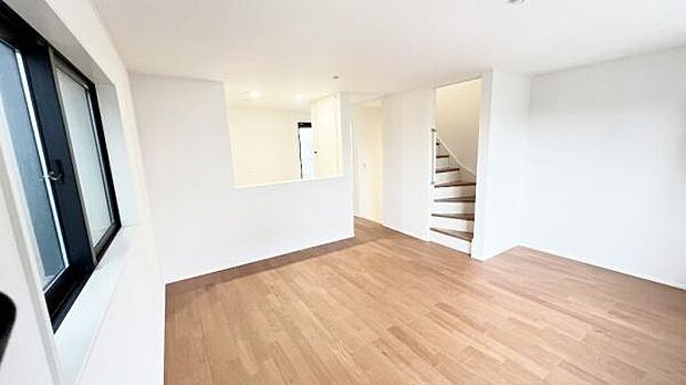 《リビングダイニング》　■上質な時間を育む暮らしのメインステージ。寛ぎとご家族とのコミュニケーションを育む居心地のよい場所。この明るい空間は家族に安らぎを与えて、落ち着いた心地よい空間になるでしょう。