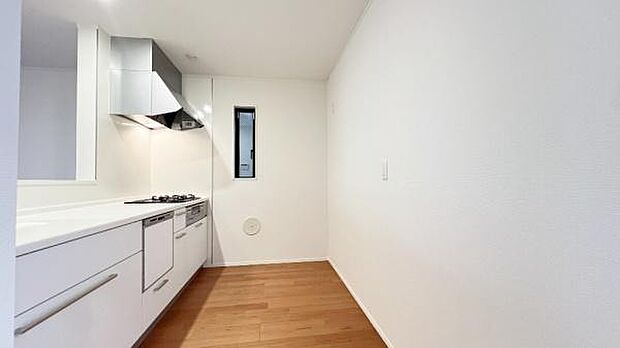 《食器洗い乾燥機》　■食事後もゆっくり過ごせる食器洗い乾燥機を設置。手洗いよりもキレイに洗え、節水にもなります。