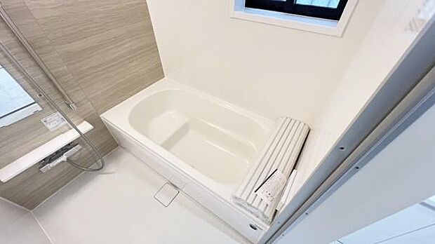 《オートバス》　■ボタン一つでお風呂に入れる状態をセッティング出来る機能です。 自動お湯はり機能なら、入りたいお湯の温度をボタンで調節することが出来、手間が省けます。