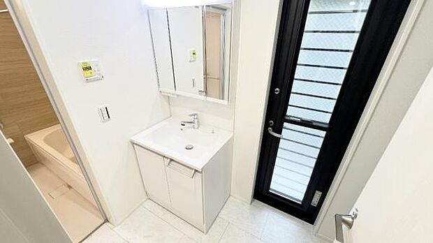 《洗面化粧台》　■三面鏡の洗面化粧台で、朝のセットもラクラクです。収納力が豊富で助かりますね。