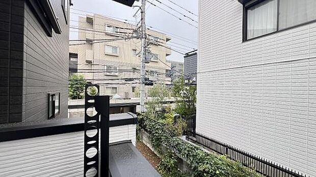 《バルコニー》　■「青い空」と「白い雲」、「気分が晴れる場所」がここにあります。