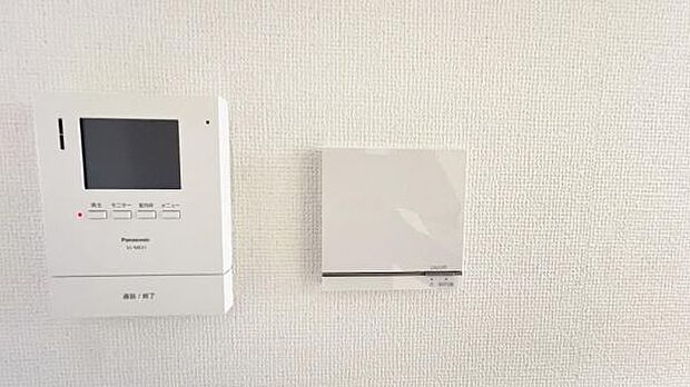 テレビモニター付きインターホンで相手の顔を確認できますので安心ですね。