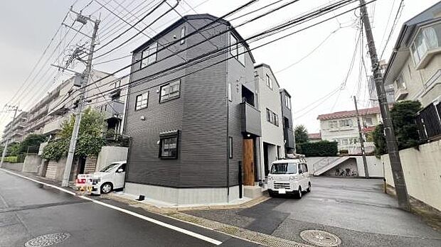 《前面道路》 ■静かで落ち着いた雰囲気。