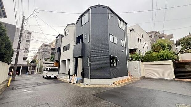 《前面道路》 ■前面道路が広く、開放的です。日当たりも良好です。