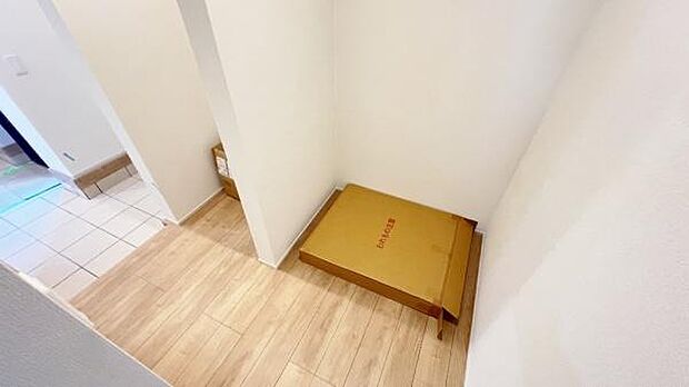 《パントリー》　■キッチン横のパントリー。常温保存の食品・キッチン用品などが収納できて便利です。