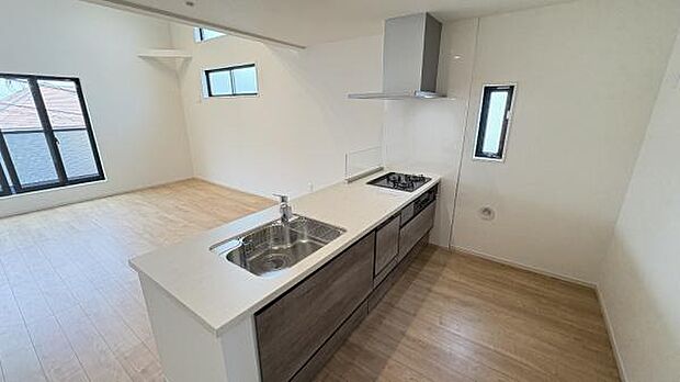 《食器洗い乾燥機》 ■食事後もゆっくり過ごせる食器洗い乾燥機を設置。手洗いよりもキレイに洗え、節水にもなります。