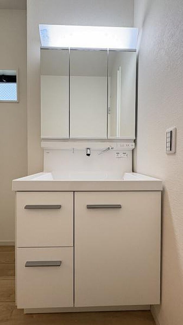 《洗面化粧台》 ■使いやすいシャープなデザインの洗面化粧台。