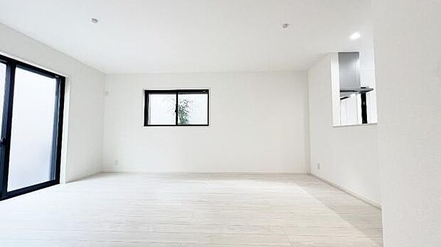 《リビングダイニング》　■家族が自然と集まって、思い思いにくつろぎ、遊び、語らう、やすらぎの空間。隣室との間仕切りを開け放てばより一層開放的な空間に。