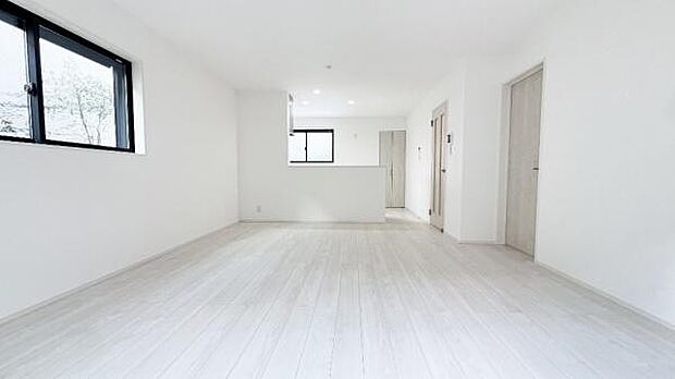 《リビングダイニング》　■豊かな光が照らすこの場所は、たわいもない会話を楽しみ、ゆったりとした時間を過ごす場所。家族の日常が刻まれる大切な空間です。自然光に溢れるこの空間はリフレッシュにピッタリです。