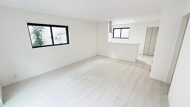 《リビングダイニング》　■開放的で広いリビング。のびのびとくつろげるリビングは、家族のコミュニケーションの場としてみんなが集まる場所に。