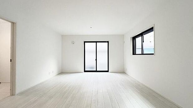 《リビングダイニング》　■大画面ＴＶも余裕、インテリアプランが考えやすいワイドなリビング。家族がしぜんに集まる広さ、お子様が思わず走り出す大空間。