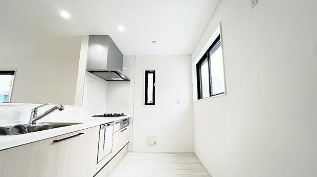 《ダイニングキッチン》　■家族が集う楽しく親子の会話もはずむキッチン。明るく清潔で使い勝手のいいキッチンには、いつも家族の笑顔があふれ、夫婦が仲良く一緒に料理することもできます。