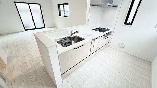 《三口ガスコンロ》 ■毎日料理をする方、家族の分まで作られる方には必須の三口ガスコンロ。同時進行が可能で効率よく、楽しく料理ができます。