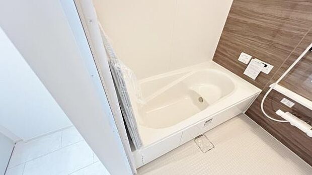 《浴室》　■ゆったり足を伸ばせる浴槽。お子様と一緒でもゆとりの広さ。1日の疲れを癒してくれるバスタイム。