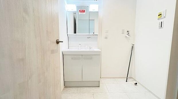 《洗面化粧台》　■使いやすいシャープなデザインの洗面化粧台。