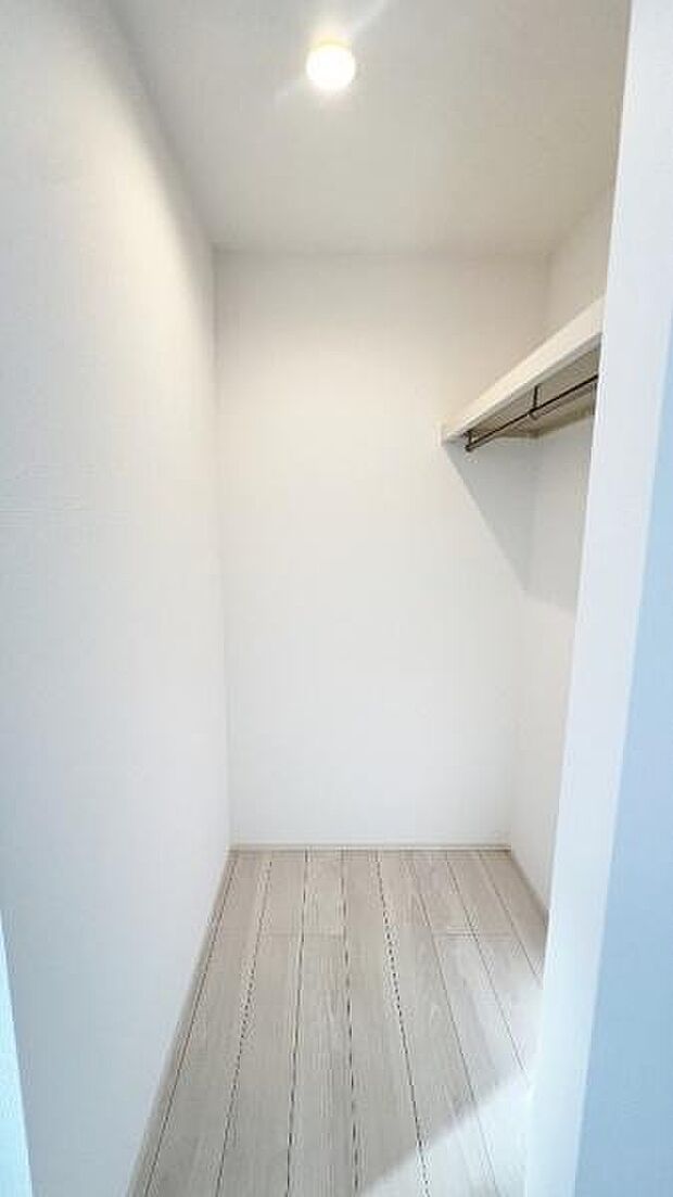 《ウォークインクローゼット》　■大容量のウォークインクローゼットをご用意。衣類だけでなく、遊び道具やトランクなどの旅行用品の収納にも重宝します。