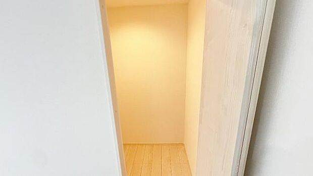 《パントリー》　■キッチン横のストレージルーム。常温保存の食品・キッチン用品などが収納できて便利です。