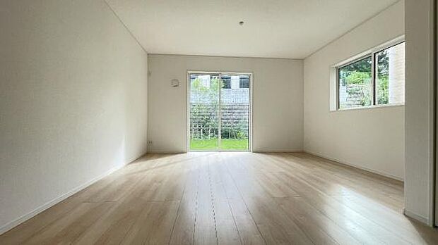 《リビングダイニング》　■上質な時間を育む暮らしのメインステージ。寛ぎとご家族とのコミュニケーションを育む居心地のよい場所。