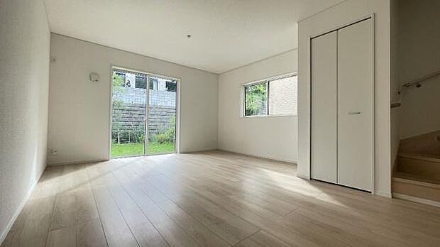 《リビングダイニング》　■大画面ＴＶも余裕、インテリアプランが考えやすいワイドなリビング。家族が自然に集まる広さ、お子様が思わず走り出す大空間。