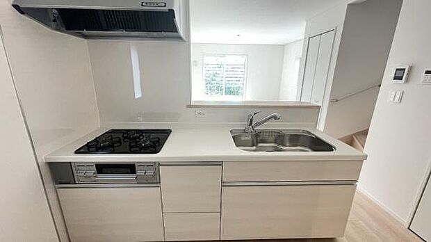 《レンジフード》　■調理中の油煙やニオイを効率よく吸引するレンジフード。稼働音も静かです。