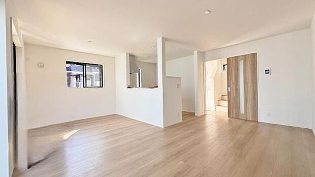 《リビングダイニング》 ■開放的で広いリビング。のびのびとくつろげるリビングは、家族のコミュニケーションの場としてみんなが集まる場所に。