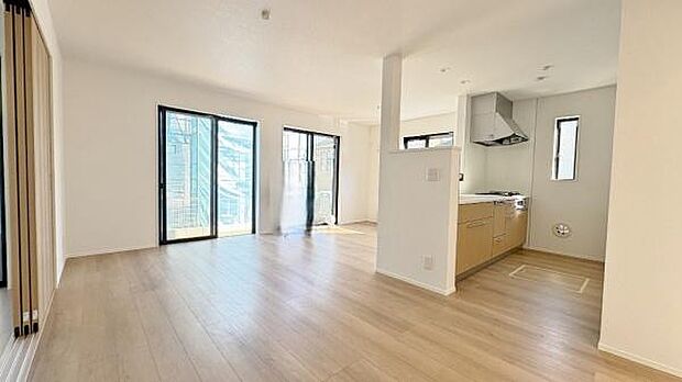 《リビングダイニング》 ■上質な時間を育む暮らしのメインステージ。寛ぎとご家族とのコミュニケーションを育む居心地のよい場所。この明るい空間は家族に安らぎを与えて、落ち着いた心地よい空間になるでしょう。