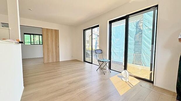 《リビングダイニング》 ■大画面TVも余裕、インテリアプランが考えやすいワイドなリビング。家族がしぜんに集まる広さ、お子様が思わず走り出す大空間。大きな吹き抜けで、縦にも横にも広がる、大きな空間です。