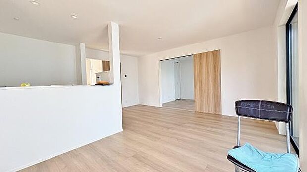 《リビングダイニング》 ■家族が自然と集まって、思い思いにくつろぎ、遊び、語らう、やすらぎの空間。