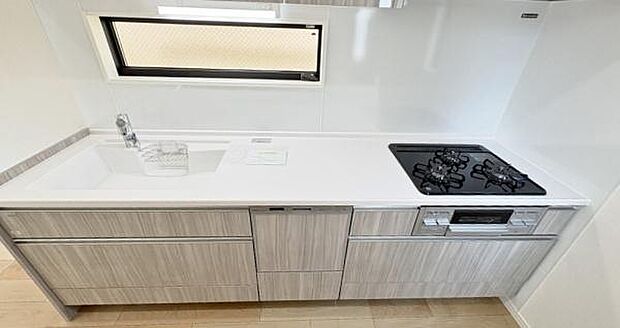 《システムキッチン》　■お手入れしやすくきれいなキッチン。お料理の始めから後片付けまで楽しい時間になりそうです。