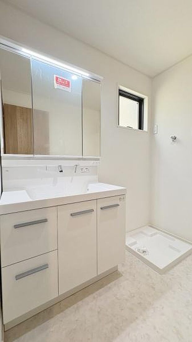 《洗面化粧台》　■使いやすいシャープなデザインの洗面化粧台。