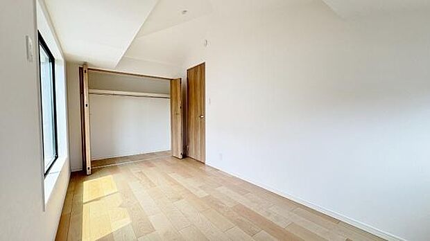 《洋室》　■型にはまらない多才なプライベートルーム。くつろぎの場としてだけでなく、趣味や仕事のパーソナルスペースとしても活躍するゆったりした洋室。落ち着きがあり個の時間をたっぷり楽しめる快適空間です。