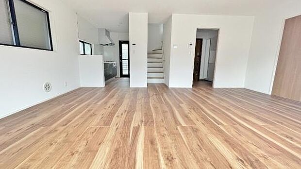 《リビングダイニング》 ■豊かな光が照らすこの場所は、たわいもない会話を楽しみ、ゆったりとした時間を過ごす場所。家族の日常が刻まれる大切な空間です。自然光に溢れるこの空間はリフレッシュにピッタリです。