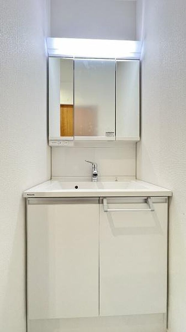 《洗面化粧台》 ■使いやすいシャープなデザインの洗面化粧台。