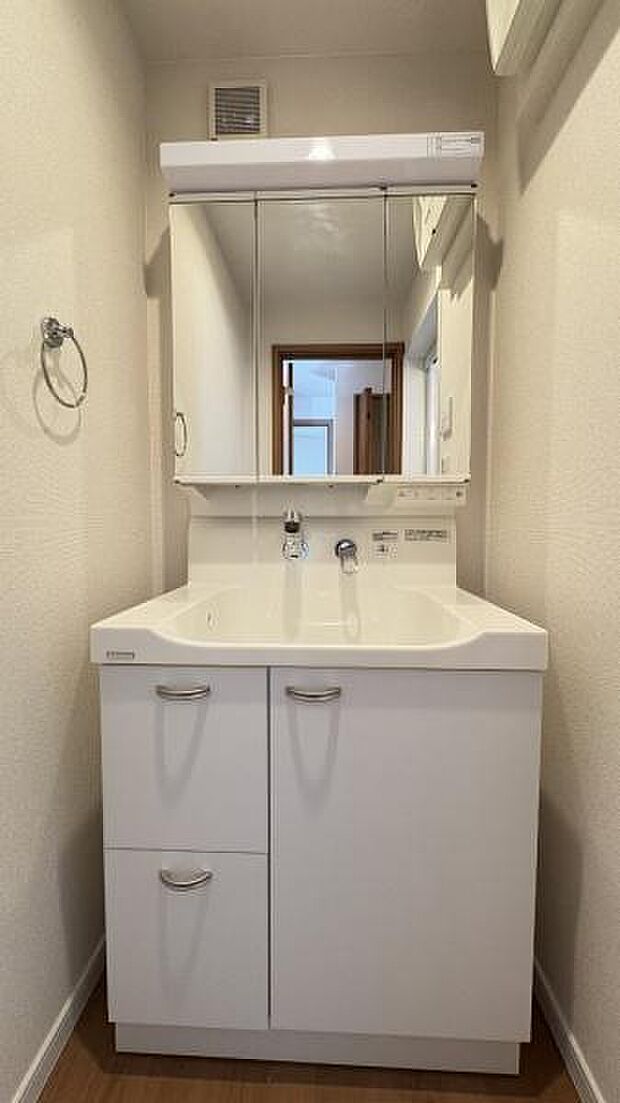 《洗面化粧台》　■使いやすいシャープなデザインの洗面化粧台。